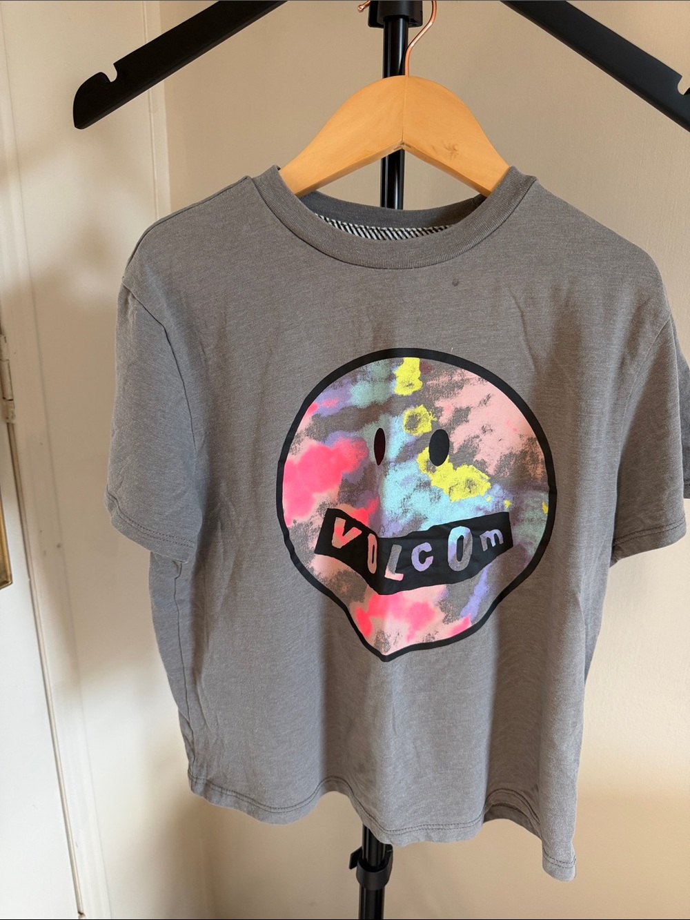 Volcom Boys Gray Graphic T-Shirt Colorful Smiley Face Size XS